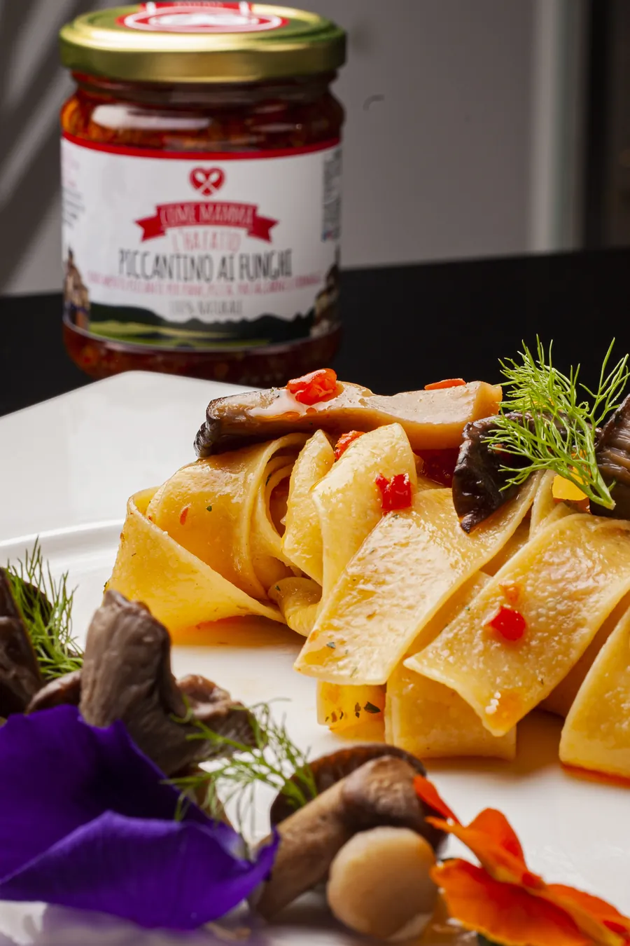 Tagliatelle ai funghi con il vasetto del Piccantino ai funghi sullo sfondo