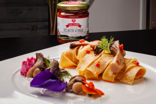 Pappardelle ai funghi porcini con Piccantino di Mamma Enza ai funghi come mamma l'ha fatto tradizionali salse piccanti pisticci matera basilicata italy the wishing well's marconia