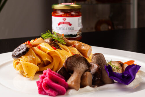 Pappardelle ai funghi porcini con salsa piccante al piccantino di mamma Enza Pisticci matera basilicata italy