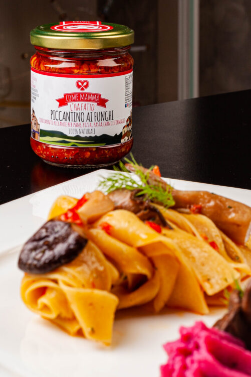 Salsa Piccante ai funghi il Piccantino di Mamma Enza con Pappardelle ai funghi porcini the wishing well's marconia matera basilicata italy