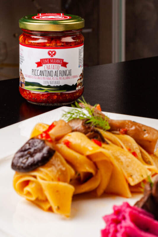 Conserva di Mamma Enza ai pomodori secchi e olive 3 Salsa Piccante ai funghi il Piccantino di Mamma Enza con Pappardelle ai funghi porcini the wishing well's marconia matera basilicata italy