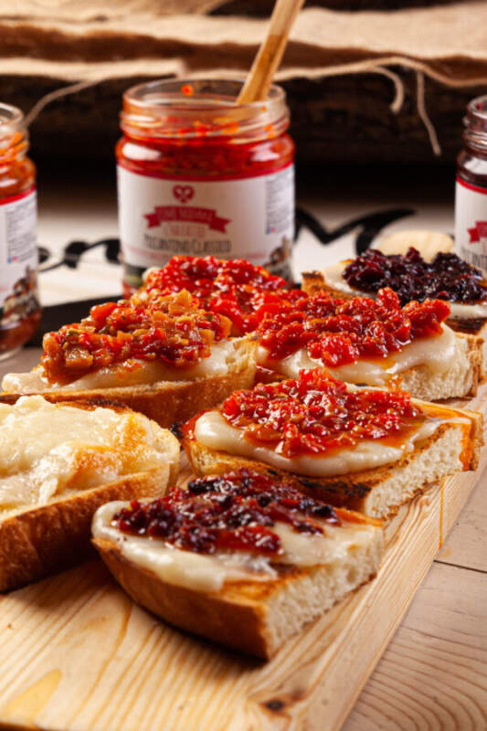 Salse piccanti con peperoncino piccantino di mamma enza come mamma l'ha fatto prodotti tipici lucani Pisticci Basilicata Matera Italy