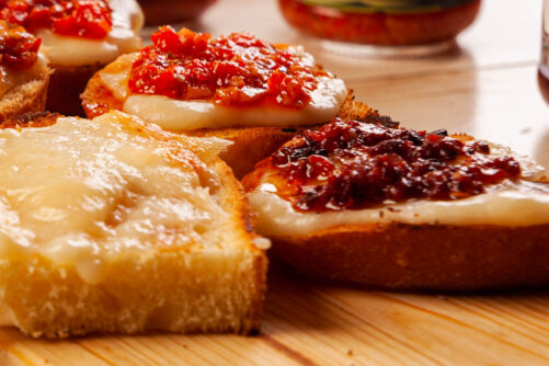 Piccantino di Mamma Enza Alle Olive nere Bruschetta con formaggio fuso