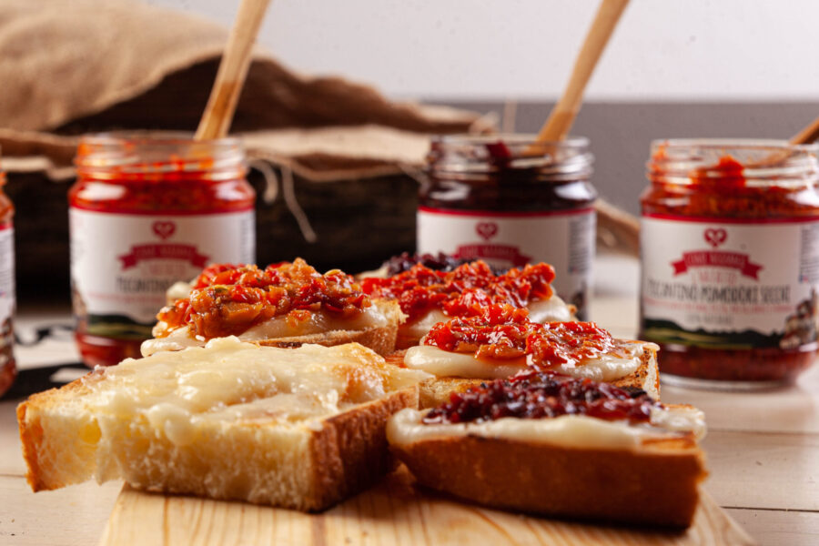 Salse piccanti con peperoncino piccantino di mamma enza come mamma l'ha fatto prodotti tipici lucani Pisticci Basilicata Matera Italy