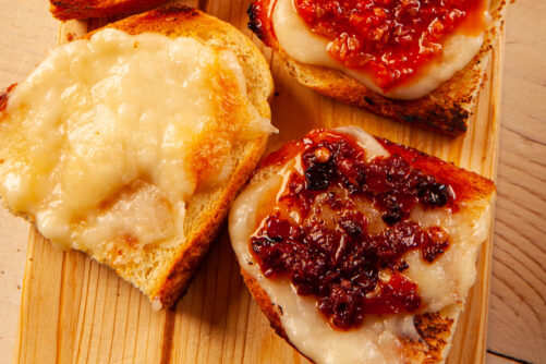 Piccantino di Mamma Enza Alle Olive nere Bruschetta con formaggio fuso