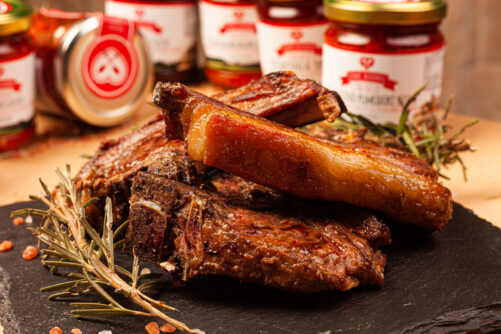 Piccantino di Mamma enza per condire le costine di maiale salsa piccante artigianale prodotti tipici lucani matera basilicata italy