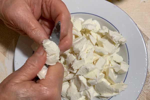 Le-lasagne-di-Mamma-enza-tagliare-la-mozzarella-a-pezzi- come mamma lo ha fatto piccantino di mamma enza Le-lasagne-di-Mamma-enza-tagliare-la-mozzarella-a-pezzi- come mamma lo ha fatto piccantino di mamma enza
