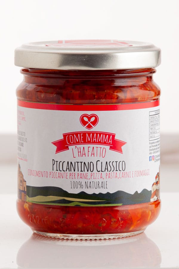 Come usare la crema di peperoncino: 10 modi in cucina 1 Vasetto di Piccantino di Mamma Enza Classico, la crema di peperoncino artigianale, su fondo scuro