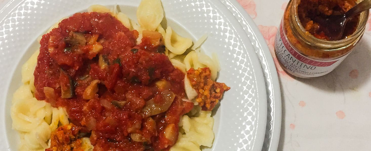 Orecchiette con crema di peperoncino: la ricetta veloce 1 Il vasetto di Piccantino di Mamma Enza su un piatto di orecchiette